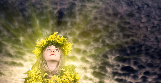 穿着花裙子的小女孩图片下载