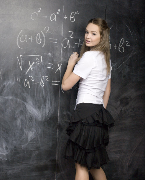 快乐可爱的学生与书在教室里的肖像图片下载