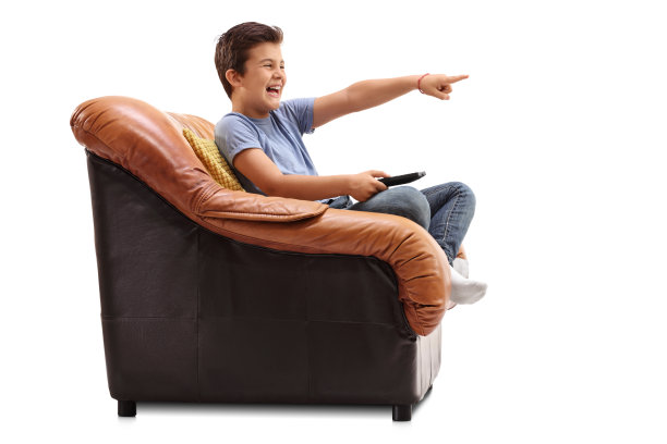 孩子在看有趣的电视节目图片下载