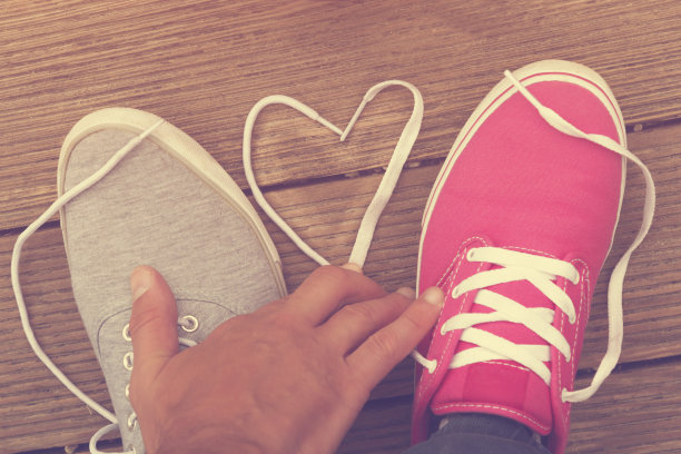 年轻幸福的夫妇爱上了他们的鞋子。图片下载