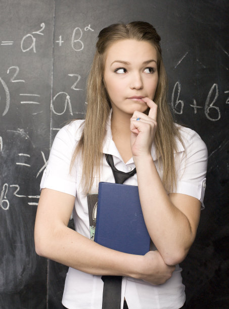 快乐可爱的学生与书在教室里的肖像图片下载