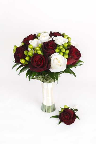 深红色，白色和绿色的新娘花束与胸花图片下载