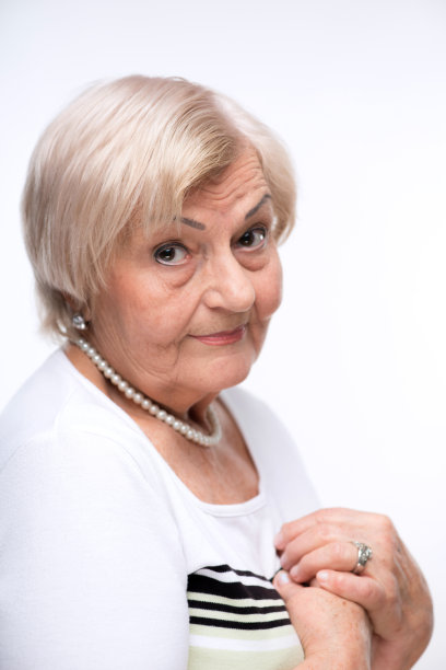 一位老妇人在看相机图片下载