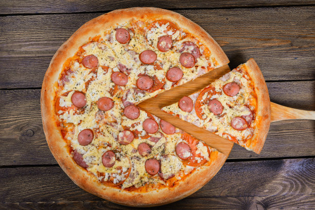 木桌上摆着美味的意大利披萨图片下载