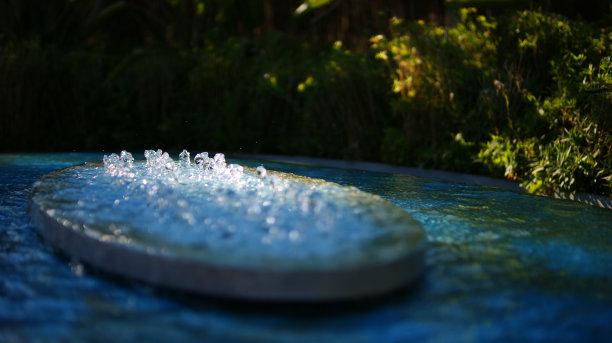 蓝色椭圆形喷泉图片下载