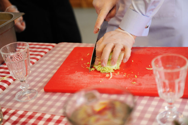 一个男人在切菜板上做沙拉图片下载