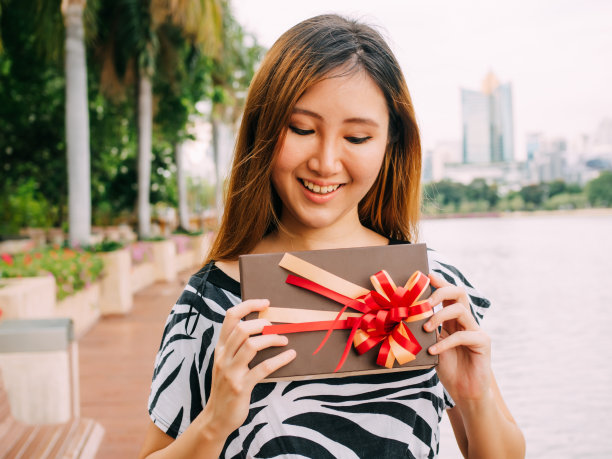 亚洲女人从她所爱的人那里收到礼物图片下载