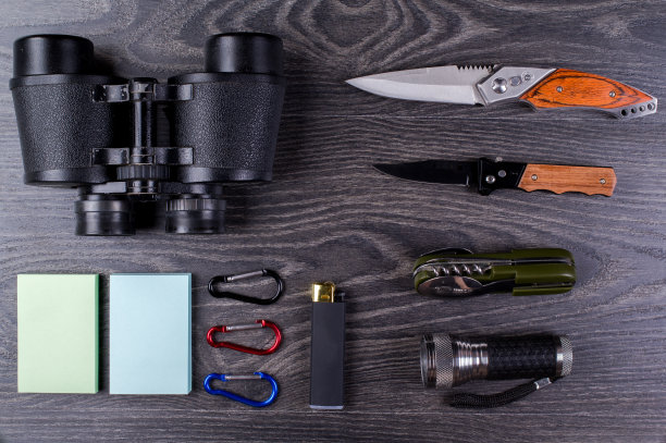 望远镜，小刀，一盏小灯，一套旅游用具，图片下载