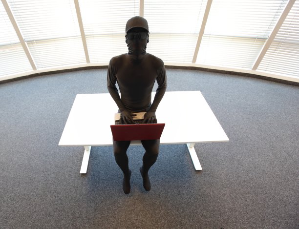 匿名黑客拿着笔记本坐在桌子上黑客图片下载