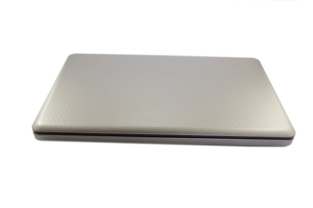 关闭笔记本电脑的白色背景图片下载