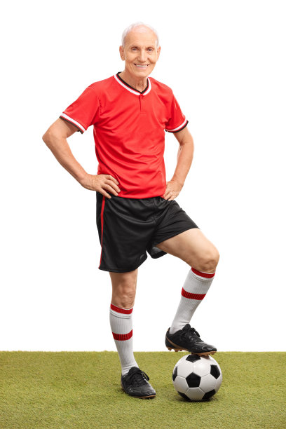 一个穿着红色运动衫的老人正踩着一个足球图片下载
