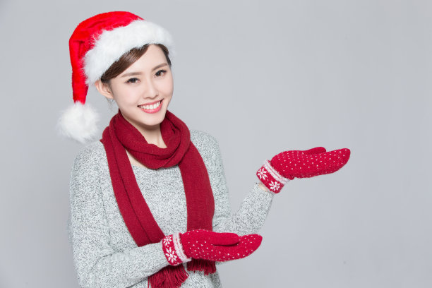 女人在圣诞节展示东西图片下载