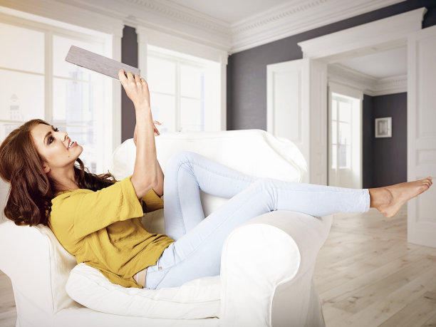 年轻女子坐在现代椅子上图片下载