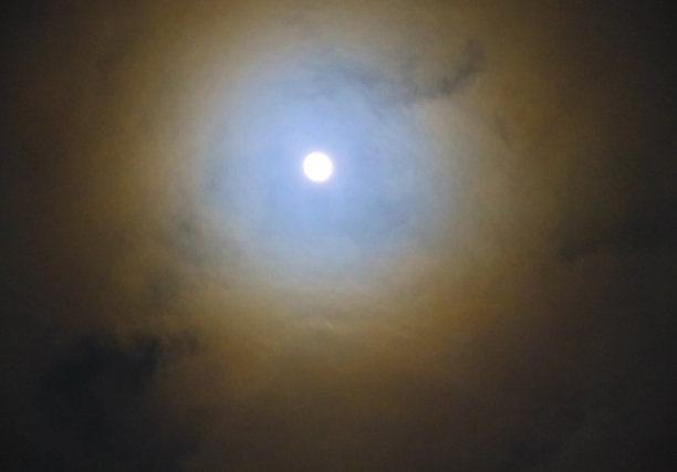 满月透过云层照耀图片下载