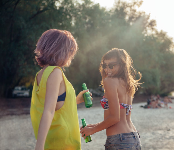 海滩上的女性图片下载