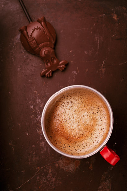 咖啡在不同寻常的老式锡杯与红色把手图片下载