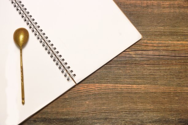 木桌上的空白页和金汤匙笔记本图片下载