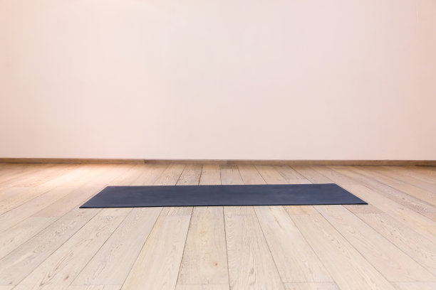 室内有瑜伽垫的健身房图片下载