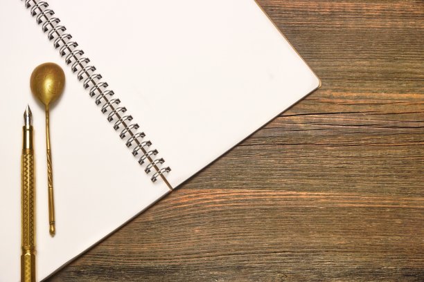 木桌上有空白页，勺子和笔的笔记本图片下载
