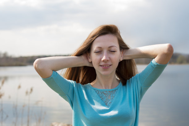满脸雀斑的快乐女孩闭着眼睛图片下载