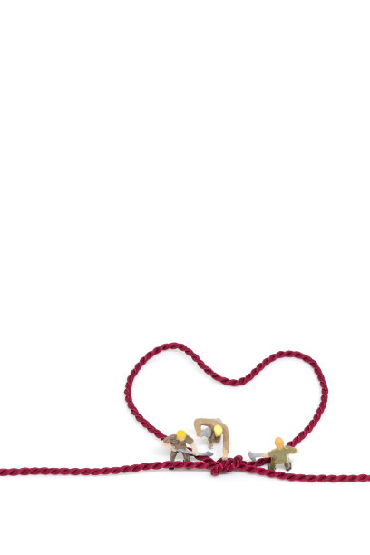 用绳子做成心形的微型工队图片下载