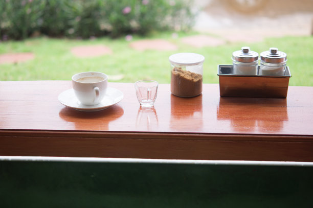 下雨天杯子里的咖啡图片下载