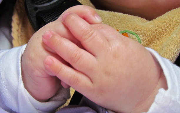 宝贝双手弹奏爱的甜蜜图片下载