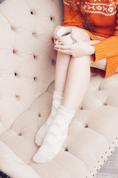 女人在床上喝茶图片下载