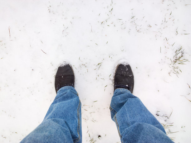 脚在雪地里。图片下载