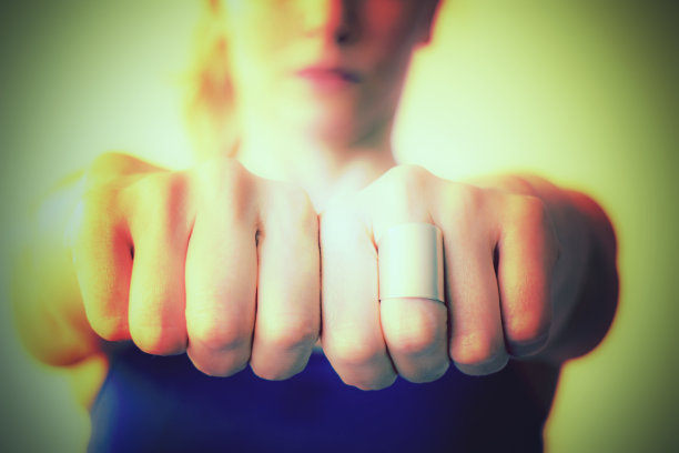 在镜头前握拳的女人图片下载