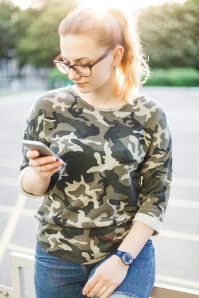 女孩用手机发短信图片下载