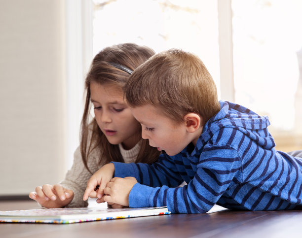 孩子们一起读书图片下载