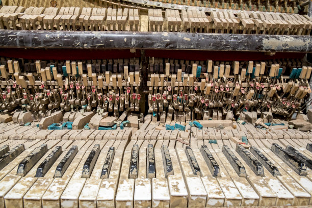 毁了钢琴键盘图片下载