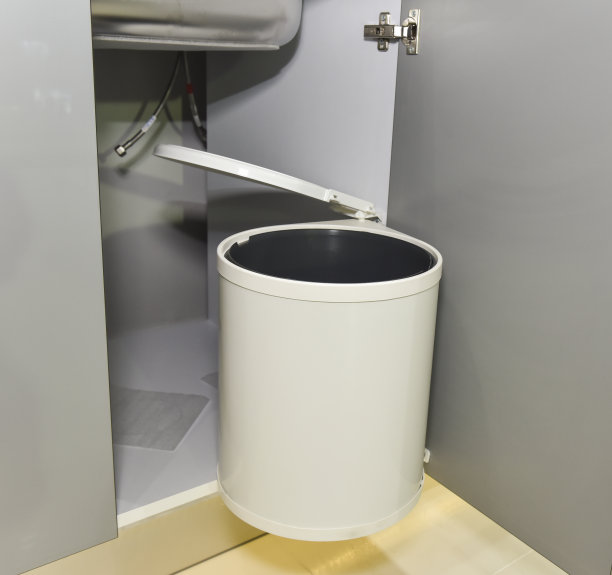 垃圾桶挂在厨房柜门上图片下载