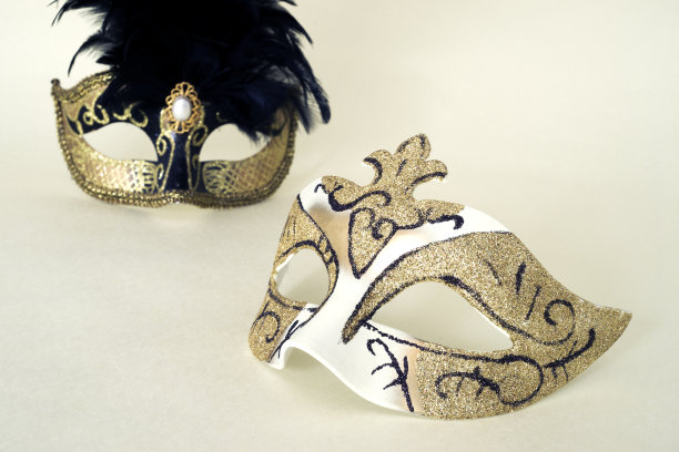 两个威尼斯面具，黄色背景图片下载