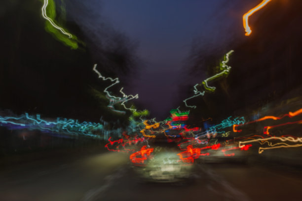 抽象的夜间速度运动照片效果。图片下载