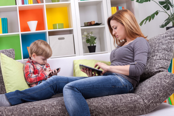 妈妈和小男孩玩平板电脑和手机图片下载