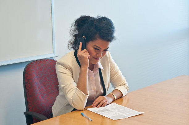 女商人打电话来询问更多有关文件的细节图片下载