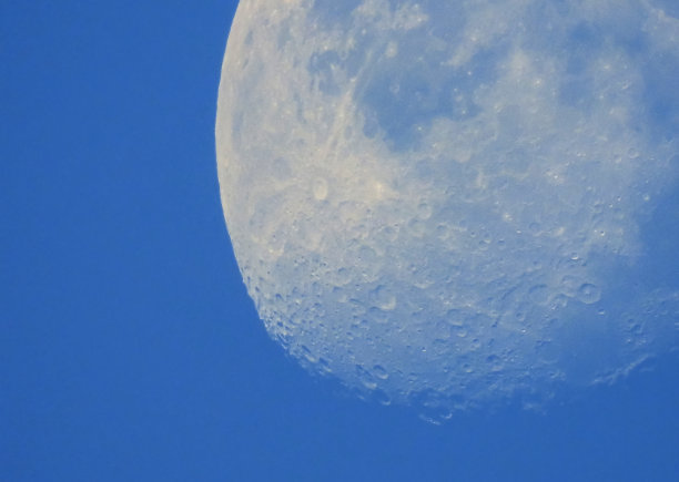 白天月亮的相位。素材图片