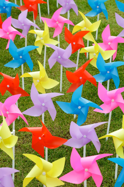 草坪上的风车玩具图片下载