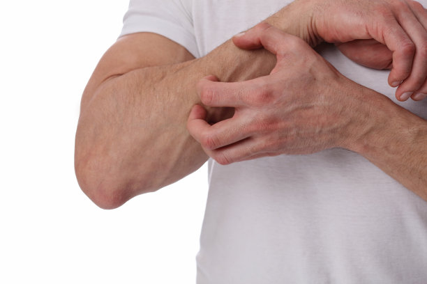 男人在白色的背景上抓痒图片下载