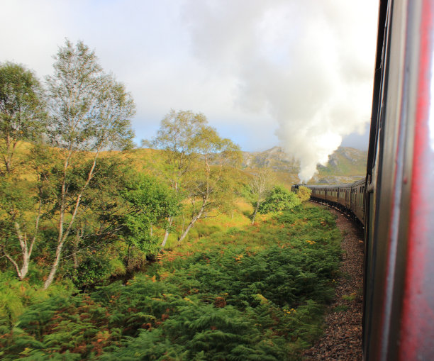 蒸汽火车穿过山脉到威廉堡图片下载