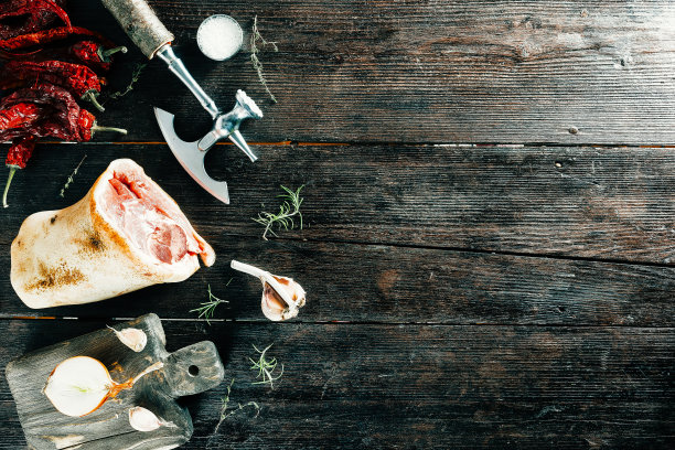 猪腿和香料图片下载
