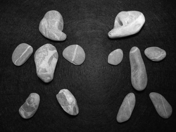 桌上石头的高角度视图图片下载