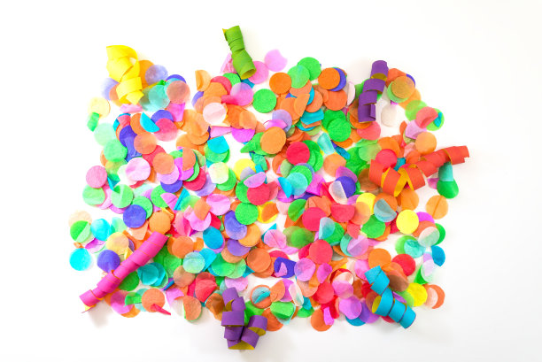 以白色背景为模板的彩色纸屑和飘带图片下载