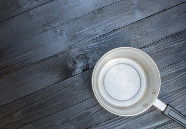 深色的木色背景上的深壶图片下载