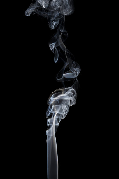 黑色背景上的烟雾图片下载