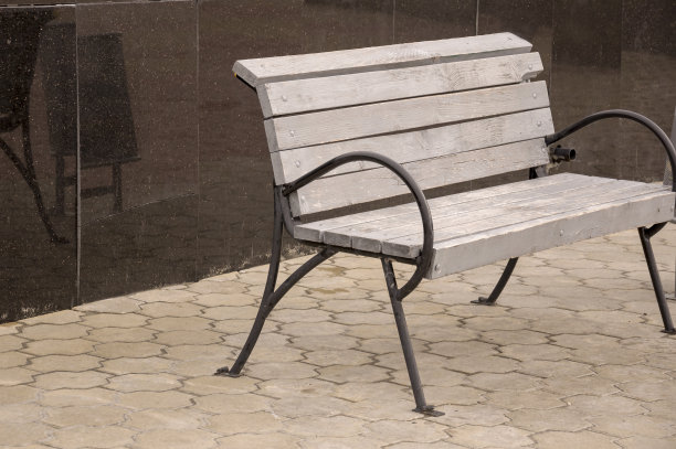 城市街道上的木凳图片下载