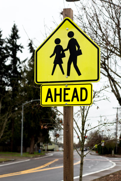 人行横道前方标志图片下载