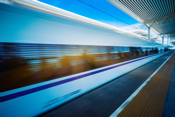 高速列车停靠在火车站，动作模糊。图片下载